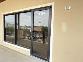 2110 Lomas Del Sur Blvd, Laredo, TX à vendre Photo de l’immeuble– Image 2 sur 12