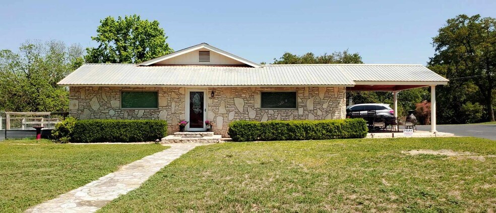 702 E Schubert St, Fredericksburg, TX à vendre - Photo de l’immeuble – Image 2 sur 26