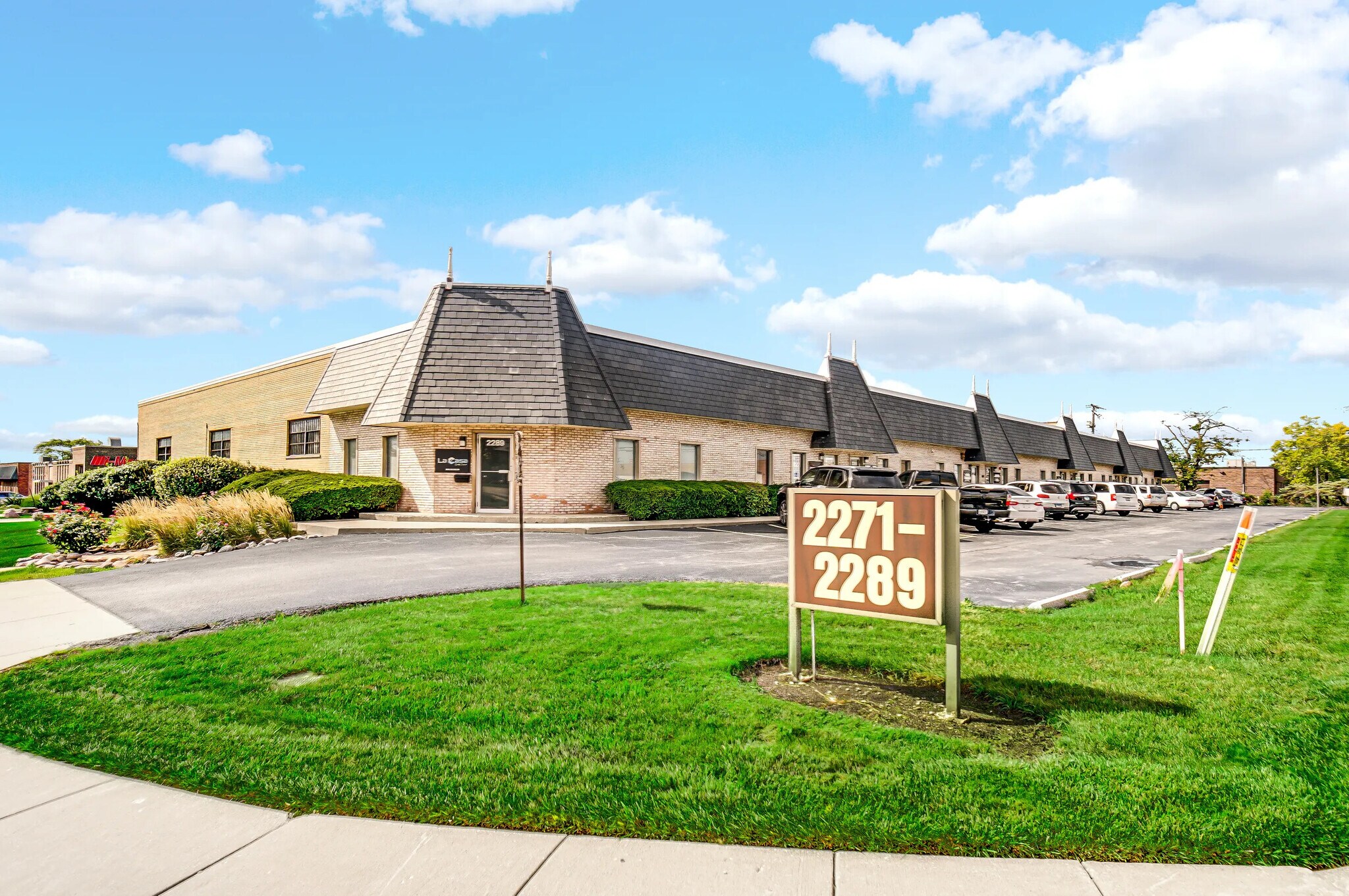 2271-2289 Devon Ave, Elk Grove Village, IL à louer Photo de l’immeuble– Image 1 sur 6