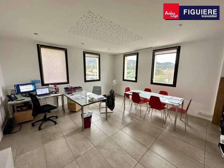 606 Avenue Du Général De Gaulle, Simiane-Collongue à louer - Photo de l’immeuble – Image 2 sur 7