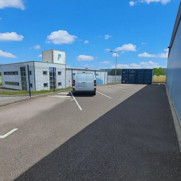 Local d’activités dans La Tour-du-Pin à louer - Photo de l’immeuble – Image 1 sur 7