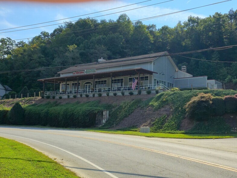 2693 Memorial Hwy, Lake Lure, NC à vendre - Photo de l’immeuble – Image 3 sur 23