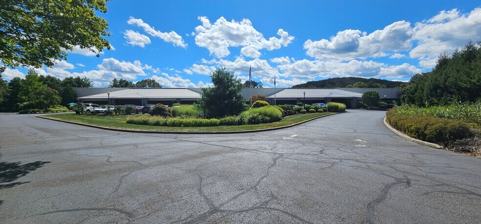 14 High Bridge Rd, Sandy Hook, CT à vendre - Photo de l’immeuble – Image 2 sur 25