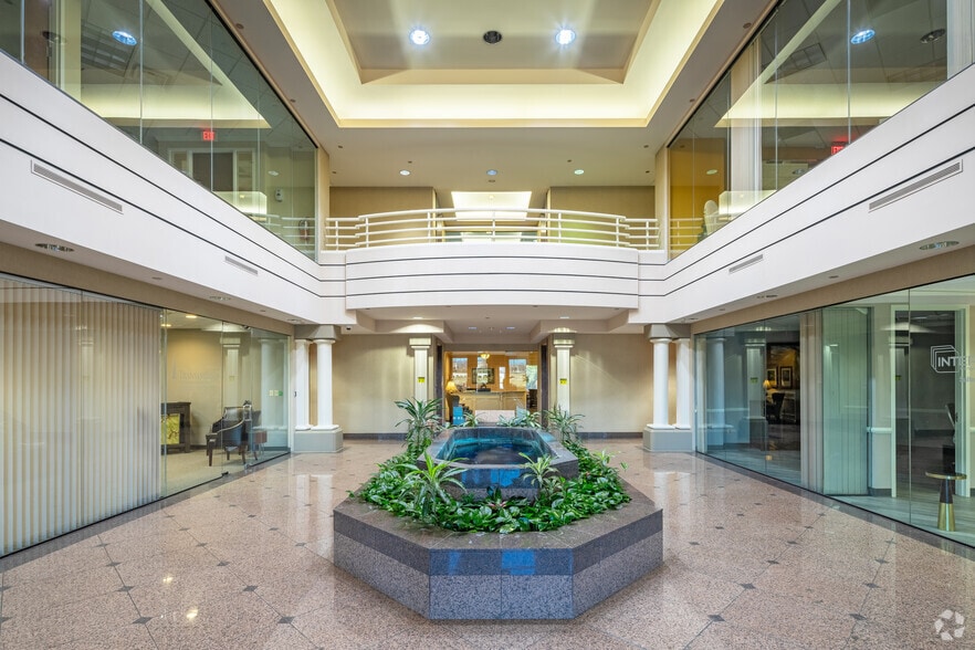 12910 Shelbyville Rd, Louisville, KY à vendre - Hall d’entrée – Image 2 sur 11