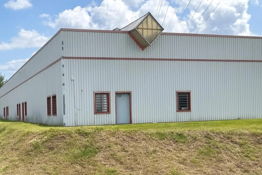 Local d’activités dans Petite-Forêt à louer - Photo de l’immeuble – Image 3 sur 10