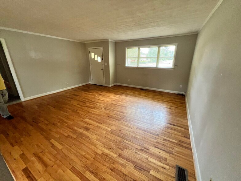 6108 Oak Forest Dr, Raleigh, NC à louer - Photo de l’immeuble – Image 3 sur 6