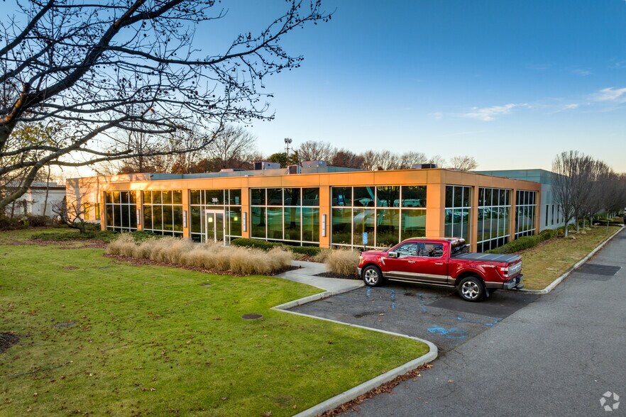 360 Motor Pky, Hauppauge, NY à louer - Photo de l’immeuble – Image 1 sur 11