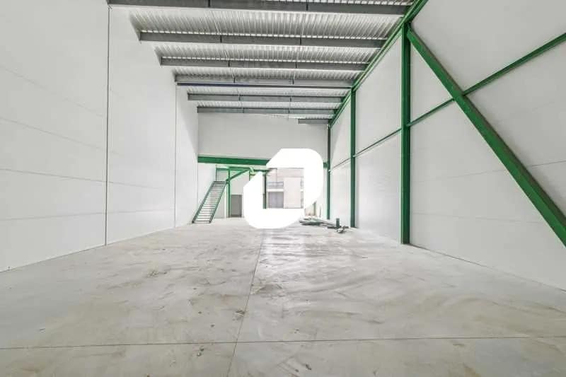 Local d’activités dans Bernes-sur-Oise à louer - Photo intérieure – Image 2 sur 16