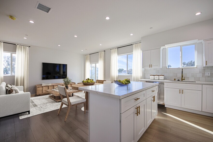 2402 S Cochran Ave, Los Angeles, CA à vendre - Photo de l’immeuble – Image 2 sur 50