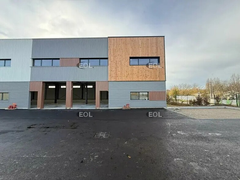 Local d’activités dans Viarmes à louer - Photo de l’immeuble – Image 2 sur 8
