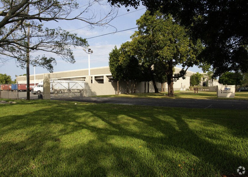 14100 NW 60th Ave, Miami Lakes, FL à louer - Photo de l’immeuble – Image 3 sur 5