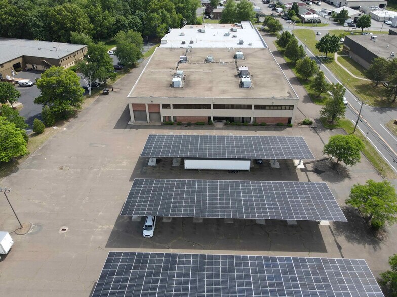 8 Nutmeg Rd S, South Windsor, CT à louer - Photo de l’immeuble – Image 3 sur 13
