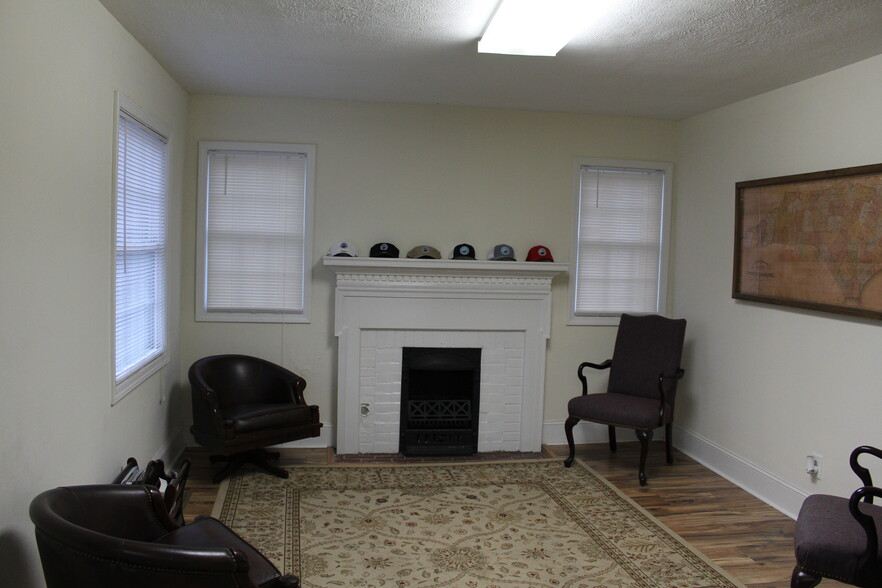 210 E 5th St, Lumberton, NC à louer - Photo intérieure – Image 2 sur 7