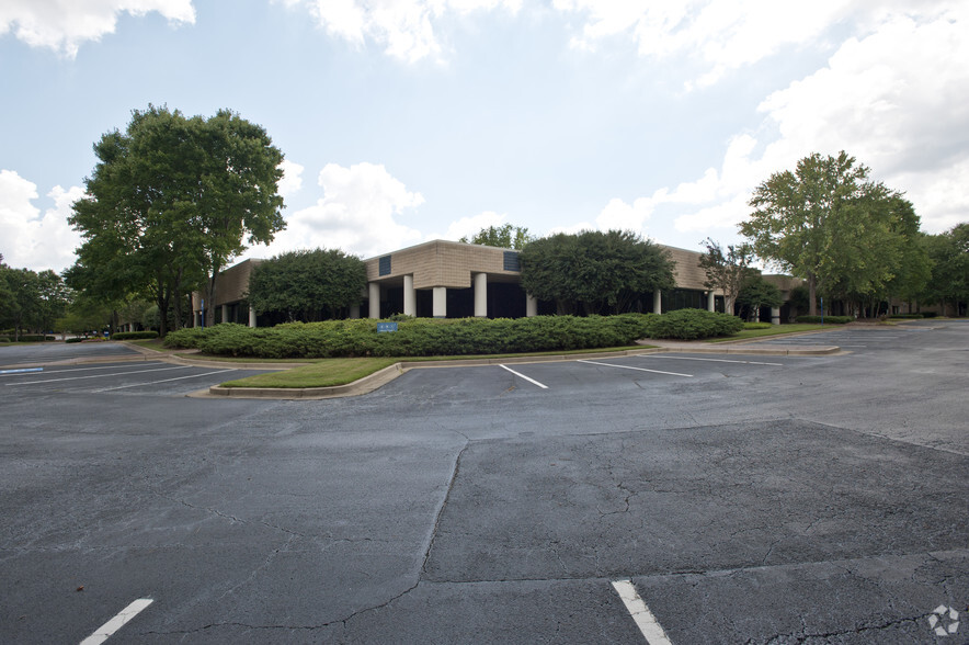 2211 Newmarket Pky SE, Marietta, GA à louer - Photo principale – Image 1 sur 9