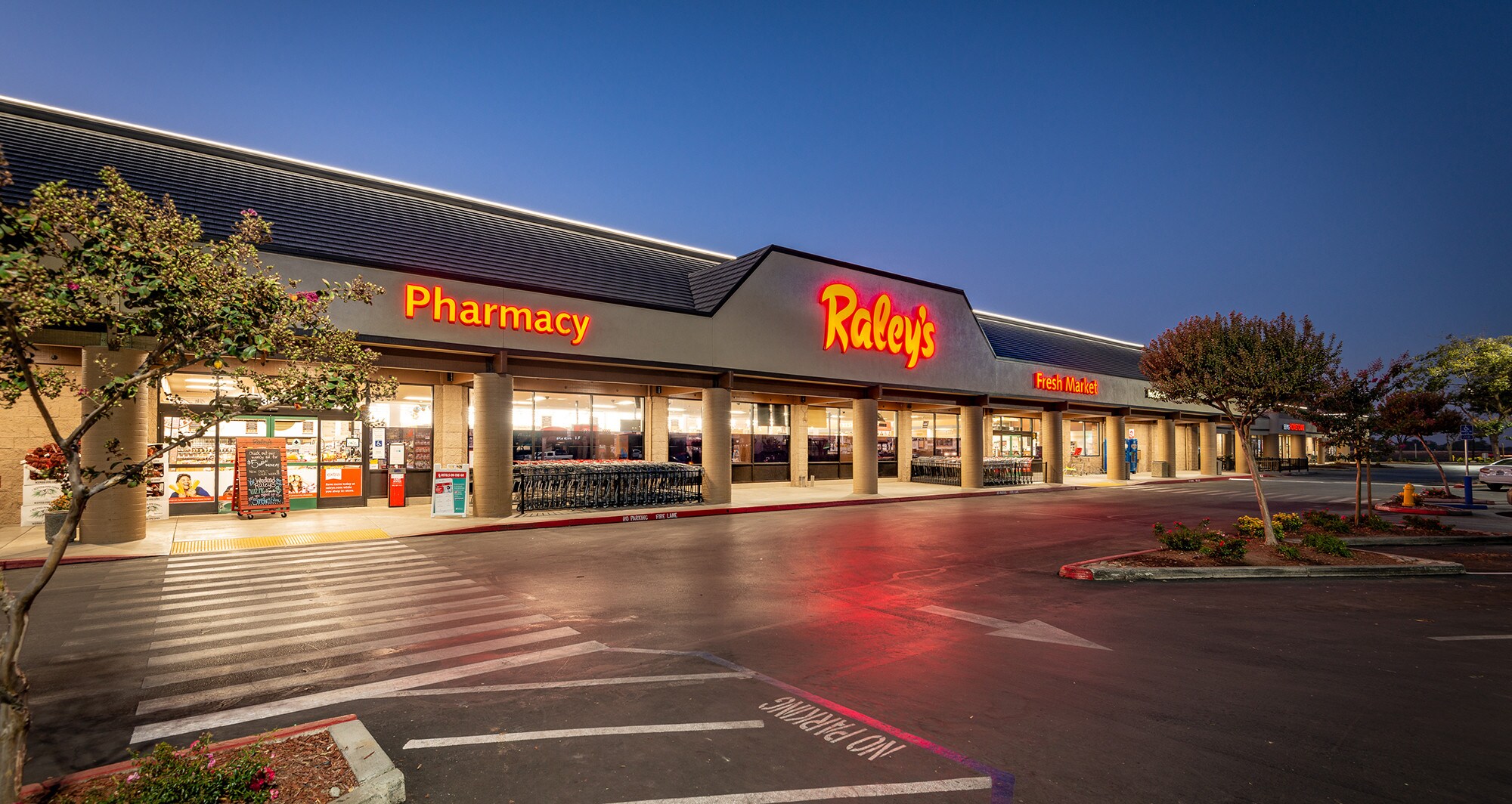 353-375 W Main St, Woodland, CA à louer Photo principale– Image 1 sur 11