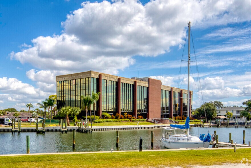 205 S Hoover Blvd, Tampa, FL à louer - Photo principale – Image 1 sur 26