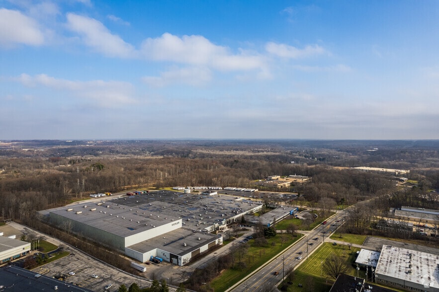 7711 E Pleasant Valley Rd, Independence, OH à louer - Aérien – Image 2 sur 9