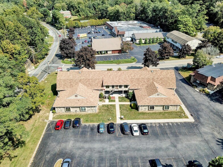 1 Baltic Pl, Croton On Hudson, NY à vendre - Photo de l’immeuble – Image 3 sur 10