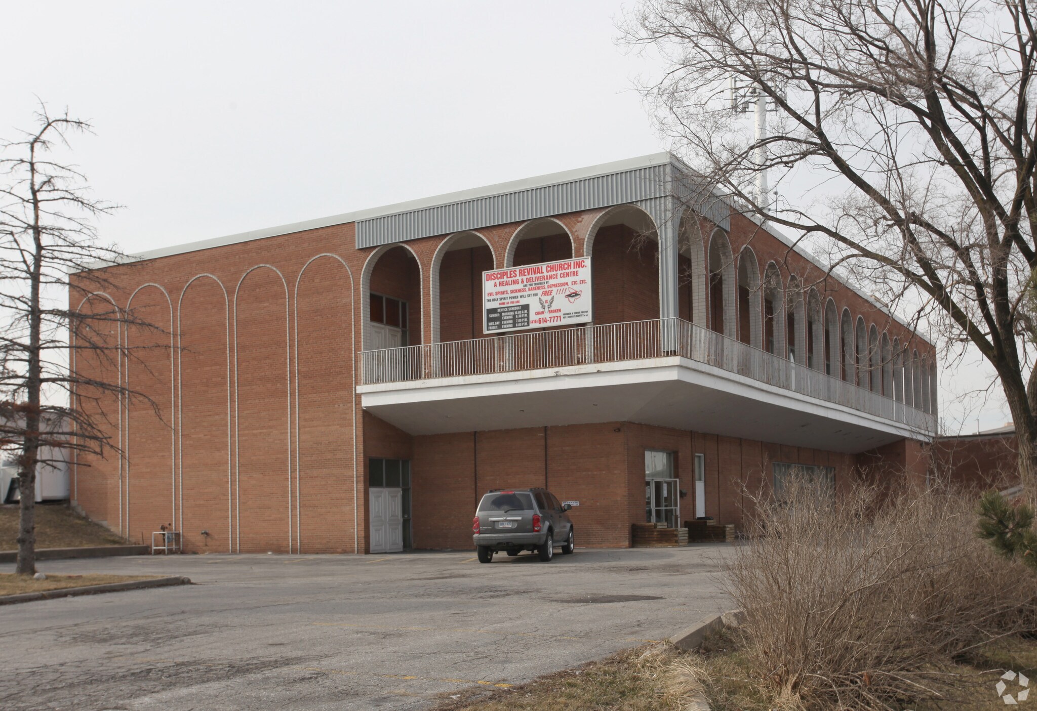 30 Gordon Mackay Rd, Toronto, ON à vendre Photo principale– Image 1 sur 3