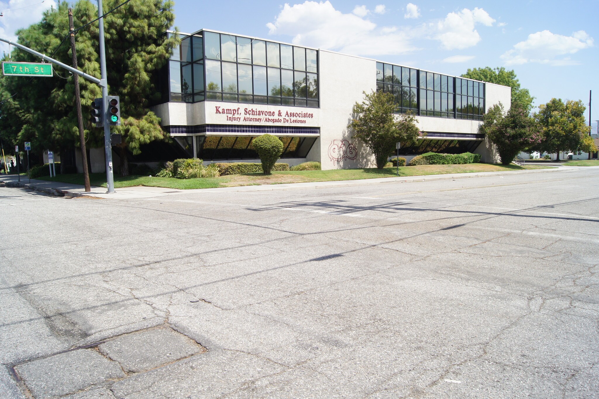 715 N Arrowhead Ave, San Bernardino, CA à louer Photo principale– Image 1 sur 47