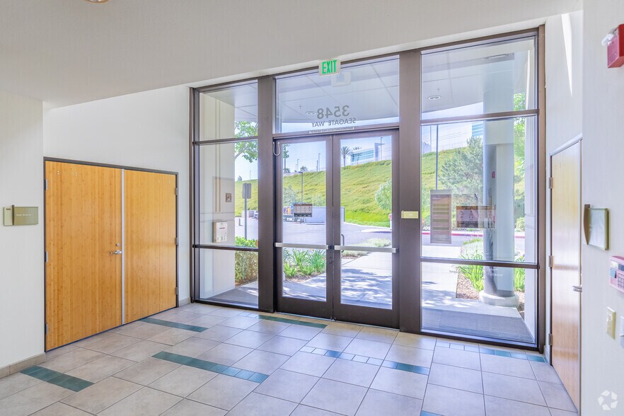 3548 Seagate Way, Oceanside, CA à louer - Hall d’entrée – Image 3 sur 7