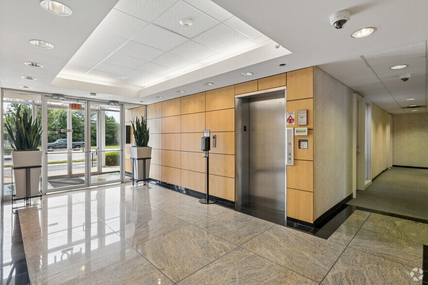 7101 N Cicero Ave, Lincolnwood, IL à louer - Hall d’entrée – Image 3 sur 15