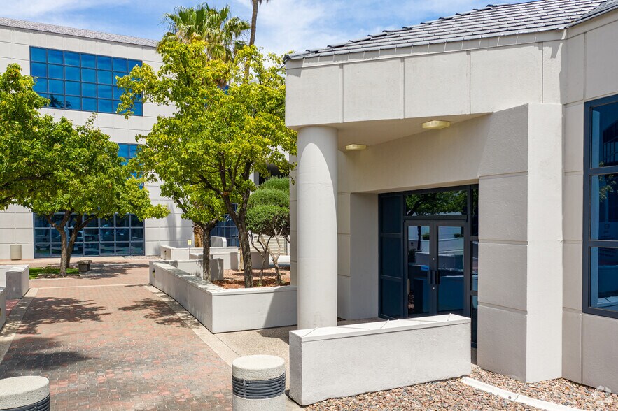 3340 W Sahara Ave, Las Vegas, NV à vendre - Photo de l’immeuble – Image 3 sur 4
