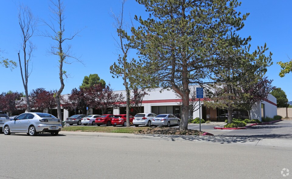 1039 Serpentine Ln, Pleasanton, CA à louer - Photo de l’immeuble – Image 2 sur 12