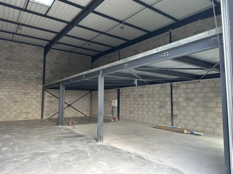 Local d'activités dans VILLETTE-D'ANTHON à vendre - Photo intérieure – Image 2 sur 33