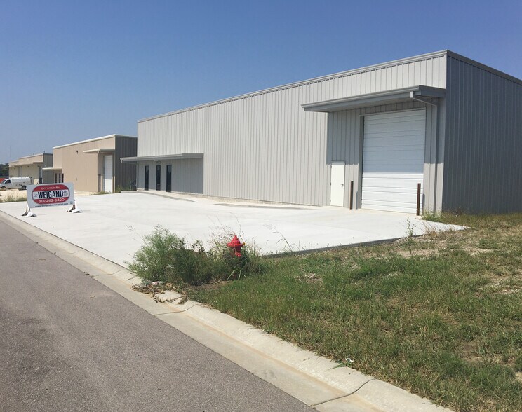 902 E. Venture Ct., Kechi, KS à vendre - Photo de l’immeuble – Image 1 sur 3