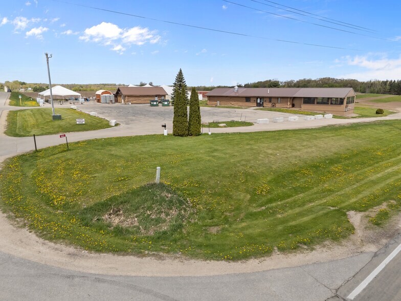 8826 Grams Rd, Ripon, WI à vendre - Photo de l’immeuble – Image 2 sur 44