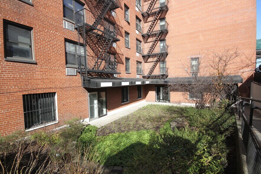 4260 Main St, Flushing, NY à louer - Photo de l’immeuble – Image 2 sur 8