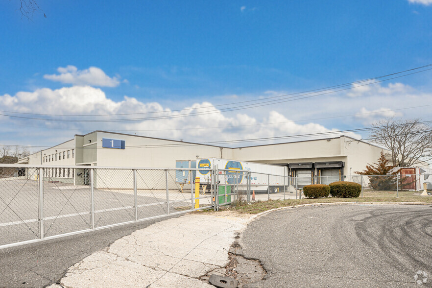 1 Adams Blvd, Farmingdale, NY à louer - Photo principale – Image 1 sur 4