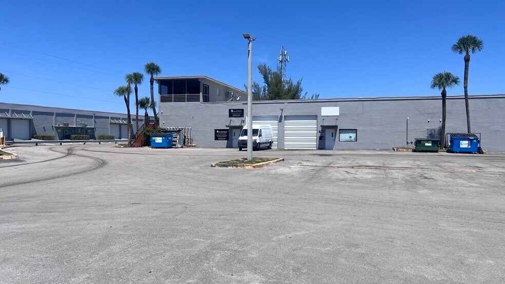 7705-7735 NW 75th Ave, Medley, FL à louer - Photo de l’immeuble – Image 2 sur 4