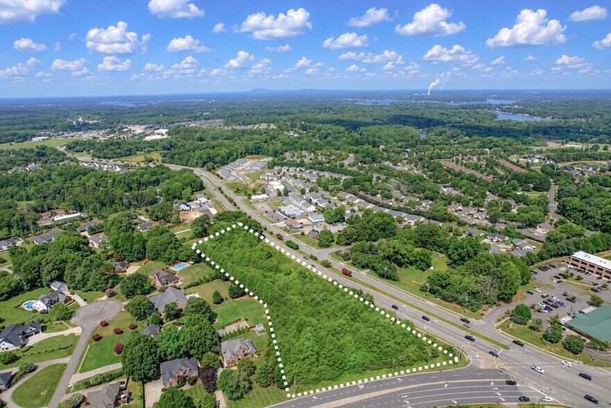 0 Brawley School, Mooresville, NC à vendre - Photo de l’immeuble – Image 3 sur 9