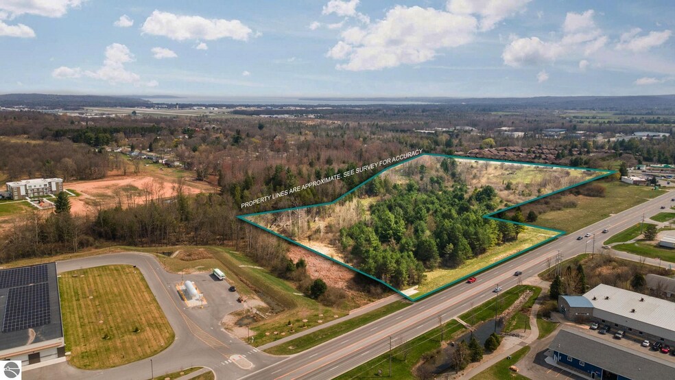 2051 Garfield Ave, Traverse City, MI à vendre - Photo de l’immeuble – Image 2 sur 21