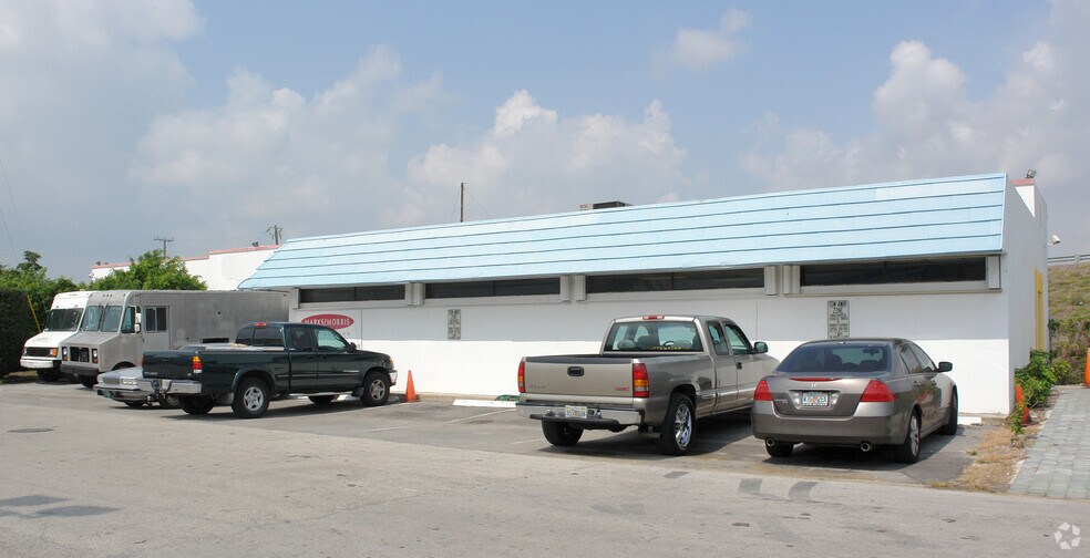 3601 NW 10th Ave, Oakland Park, FL à louer - Photo de l’immeuble – Image 2 sur 6