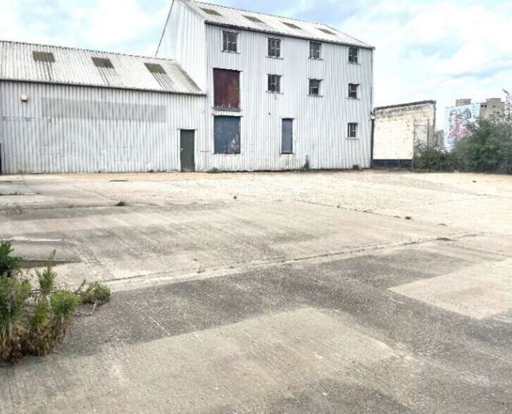 115 Burrell Rd, Ipswich à louer - Photo de l’immeuble – Image 2 sur 3