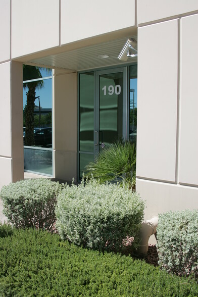 2651 N Crimson Canyon Dr, Las Vegas, NV à louer - Photo de l’immeuble – Image 2 sur 5