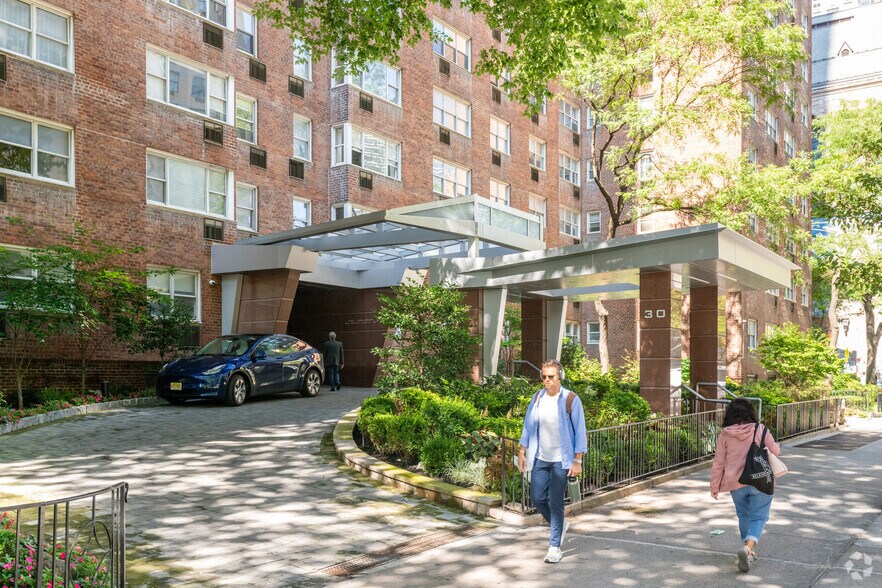 30 W 60th St, New York, NY à louer - Photo de l’immeuble – Image 1 sur 18