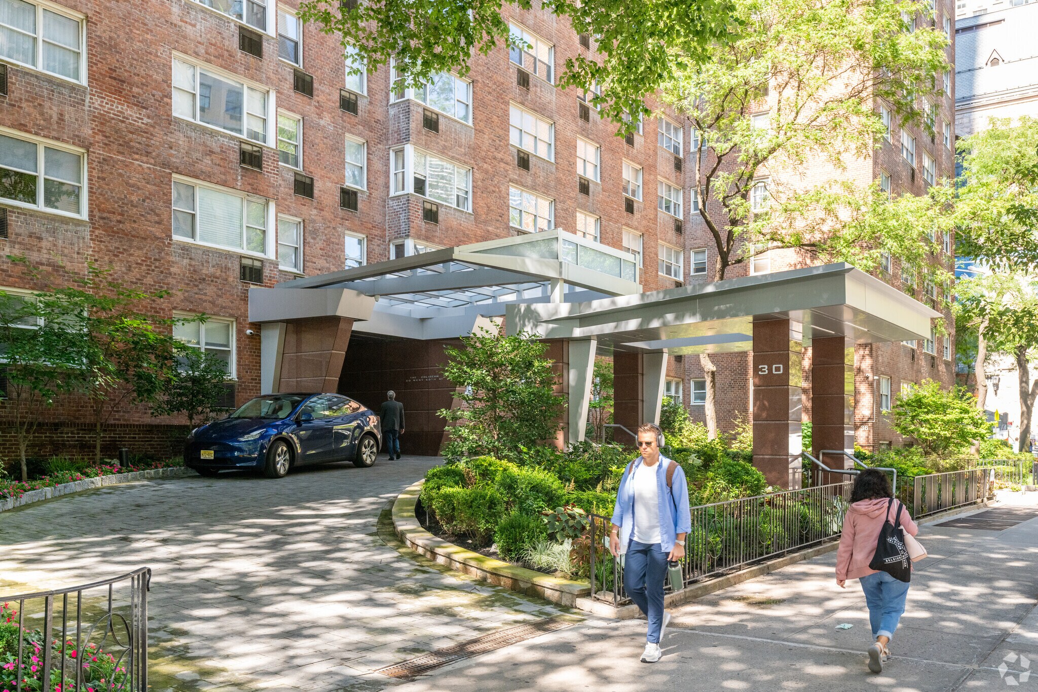 30 W 60th St, New York, NY à louer Photo de l’immeuble– Image 1 sur 19