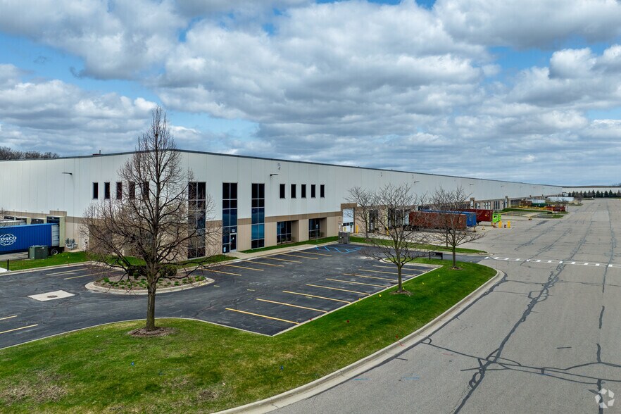 325 W Silverbell Rd, Orion Township, MI à louer - Photo de l’immeuble – Image 2 sur 6