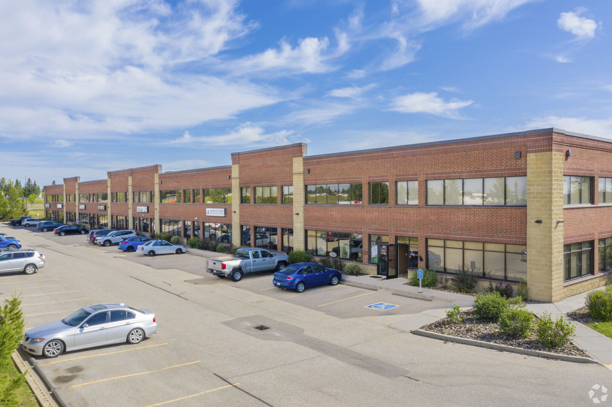 3750 46th Ave SE, Calgary, AB à vendre Photo principale– Image 1 sur 22