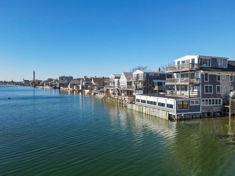 539 Commercial St, Provincetown, MA à vendre - Photo de l’immeuble – Image 1 sur 37