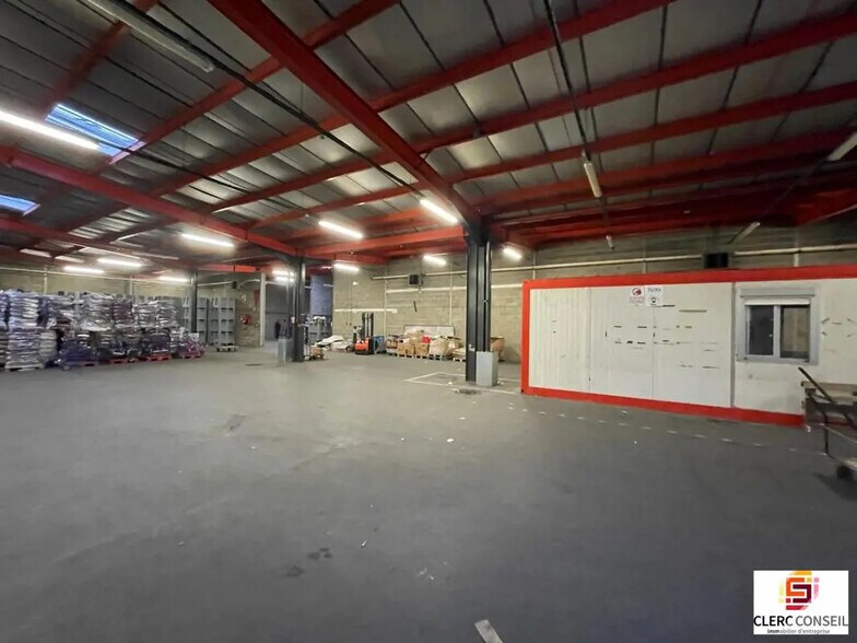 Local d’activités dans Saint-Étienne-du-Rouvray à louer - Photo de l’immeuble – Image 3 sur 10