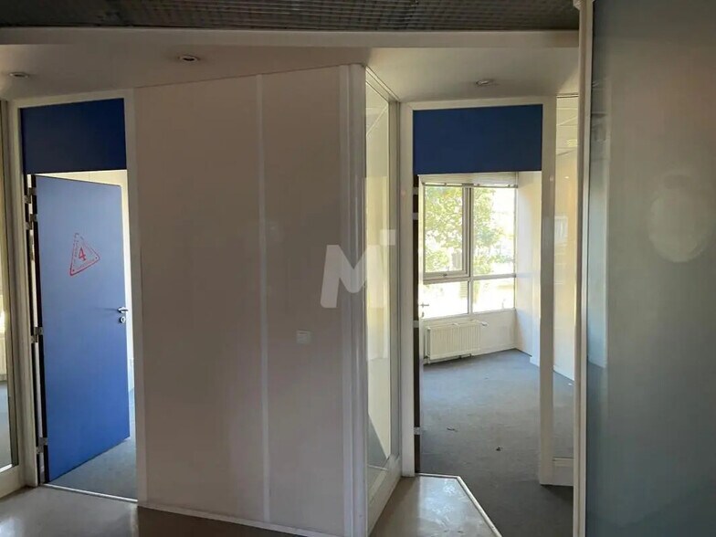 Bureau dans Évry-Courcouronnes à vendre - Photo de l’immeuble – Image 2 sur 4