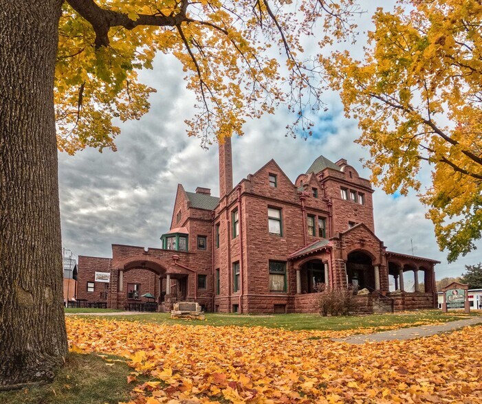 623 Broadway St, Baraboo, WI à vendre - Photo de l’immeuble – Image 2 sur 43