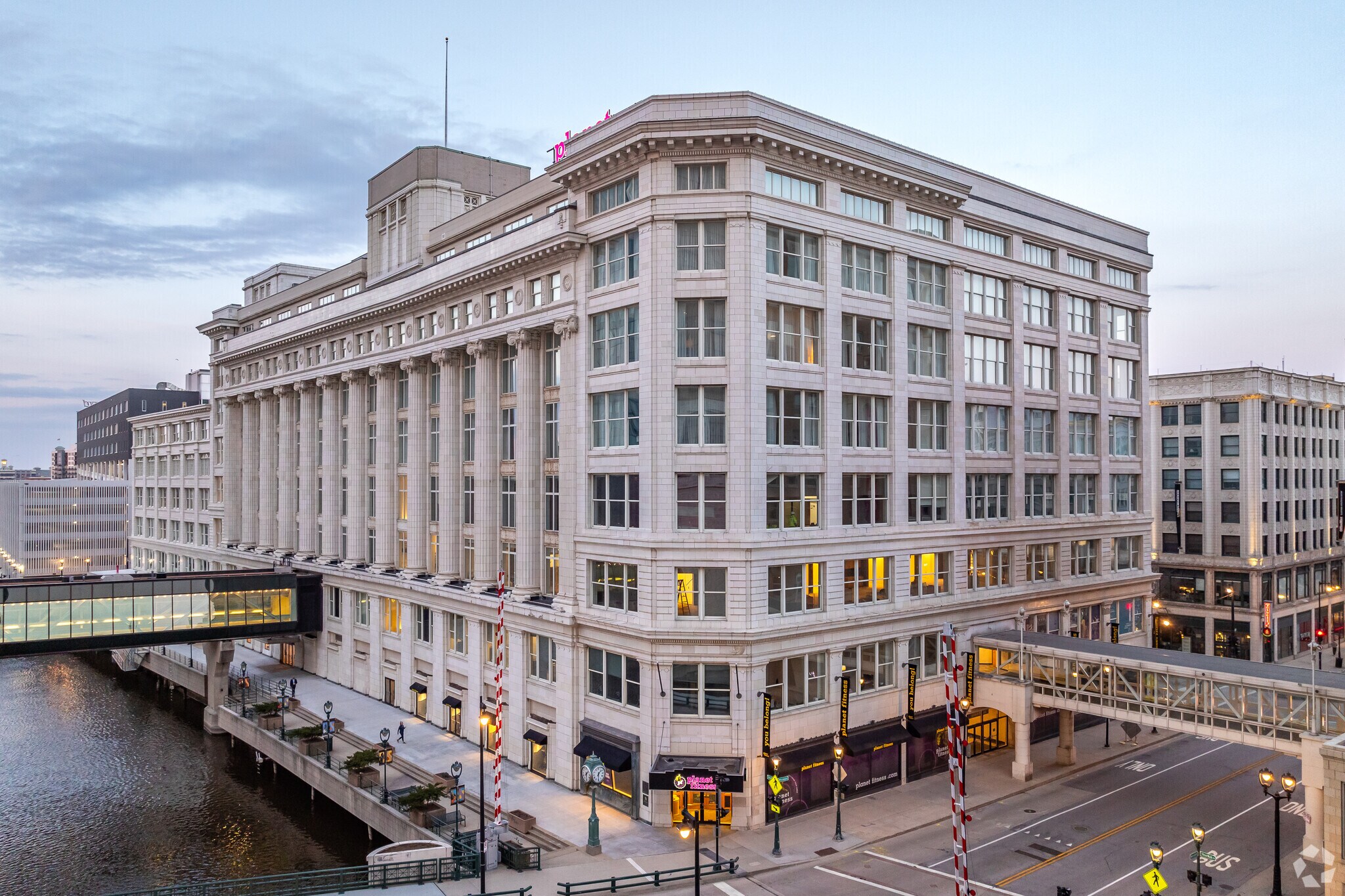 600 N Plankinton Ave, Milwaukee, WI à louer Photo de l’immeuble– Image 1 sur 10