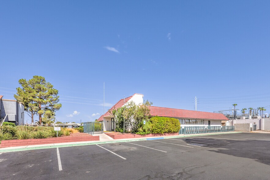 2560 N Green Valley Pky, Henderson, NV à vendre - Photo de l’immeuble – Image 3 sur 20