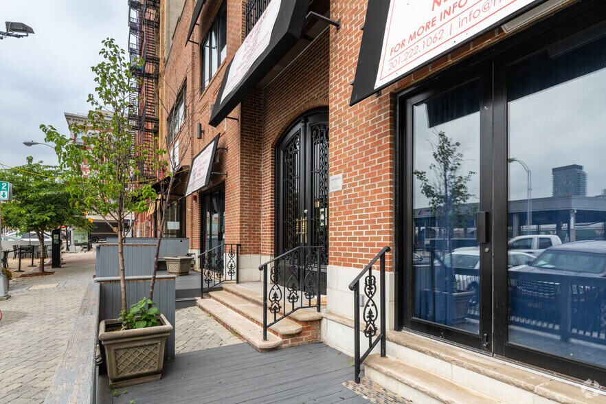 16-18 Hudson Pl, Hoboken, NJ à louer - Photo de l’immeuble – Image 3 sur 4